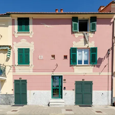 Altido Light Flat Near The Beach In Riva Trigoso