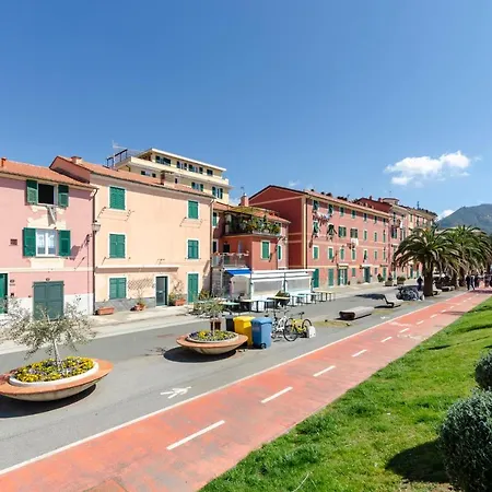 Altido Light Flat Near The Beach In Riva Trigoso