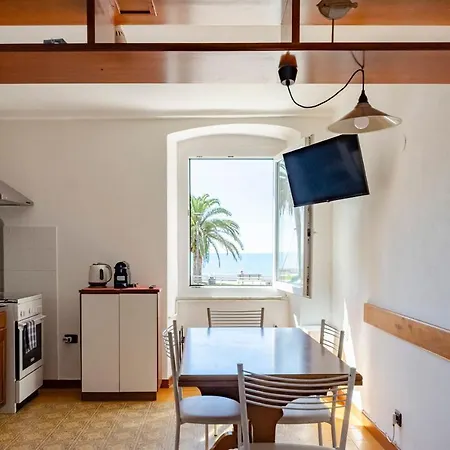 Altido Light Flat Near The Beach In Riva Trigoso * 세스트리레반떼